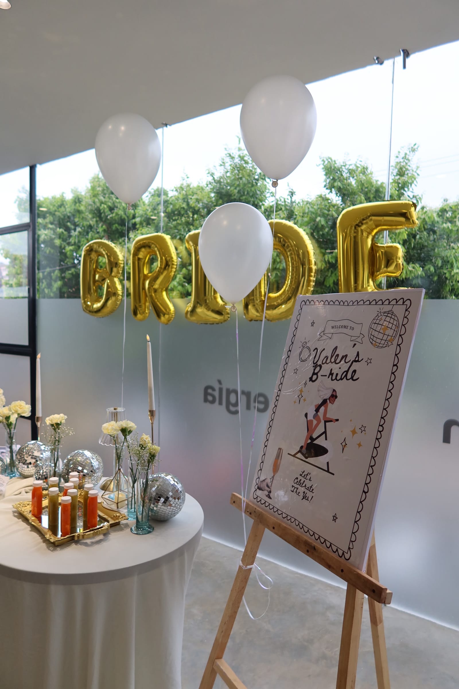 Evento privado con decoración de despedida en TEMPO Studio Cúcuta.